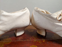 Load image into Gallery viewer, c. 1890s White Kid Leather Shoes | Approx Sz 4-5
