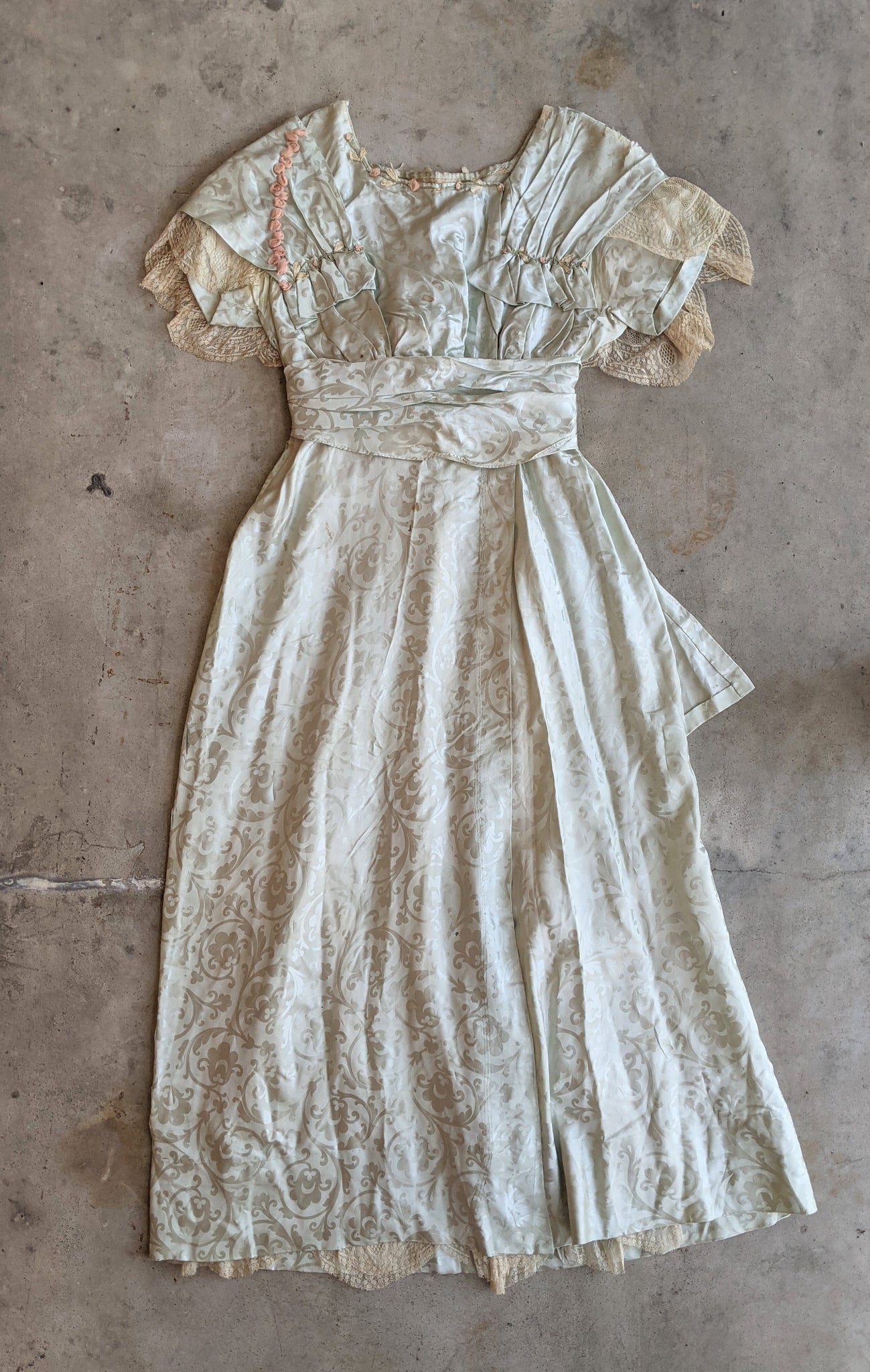c. 1910 Seafoam Green Silk Gown | Study + Display Witchy Vintage c. 1910 Seafoam Green Silk Gown | Study + Display Witchy Vintage